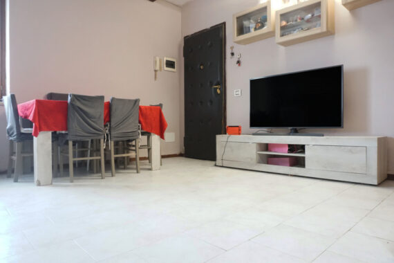 TRILOCALE SU DUE LIVELLI IN PICCOLA CORTE