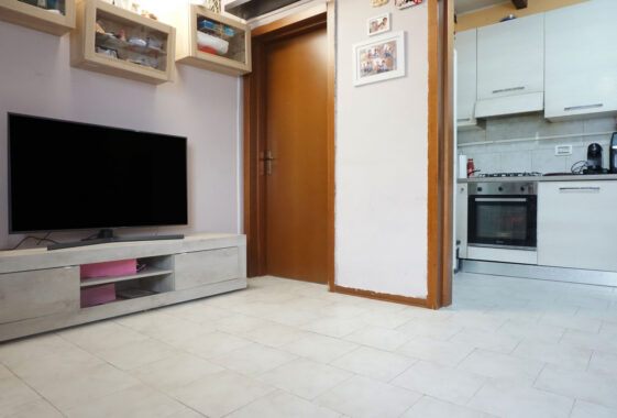 TRILOCALE SU DUE LIVELLI IN PICCOLA CORTE