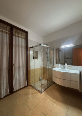 QUADRILOCALE CON INGRESSO INDIPENDENTE E AMPIO GIARDINO PRIVATO