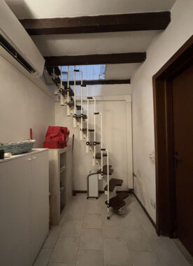 TRILOCALE SU DUE LIVELLI IN PICCOLA CORTE