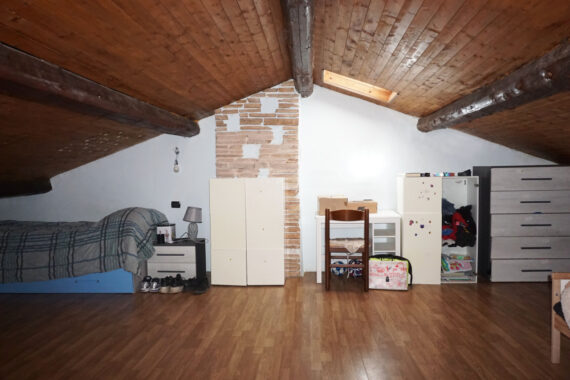 TRILOCALE SU DUE LIVELLI IN PICCOLA CORTE