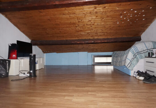 TRILOCALE SU DUE LIVELLI IN PICCOLA CORTE