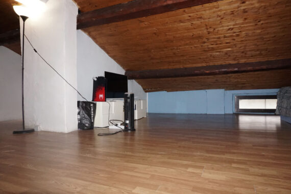 TRILOCALE SU DUE LIVELLI IN PICCOLA CORTE