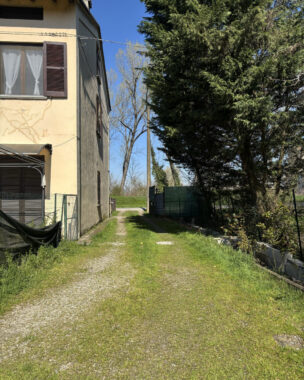 TRILOCALE SU DUE LIVELLI IN PICCOLA CORTE