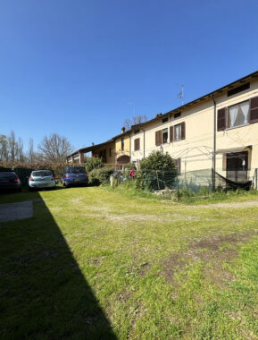 TRILOCALE SU DUE LIVELLI IN PICCOLA CORTE