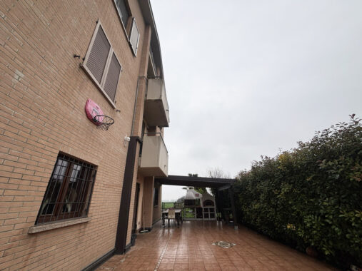 QUADRILOCALE CON INGRESSO INDIPENDENTE E AMPIO GIARDINO PRIVATO