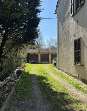 TRILOCALE SU DUE LIVELLI IN PICCOLA CORTE