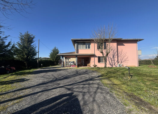 VILLA INDIPENDENTE CON PARCO