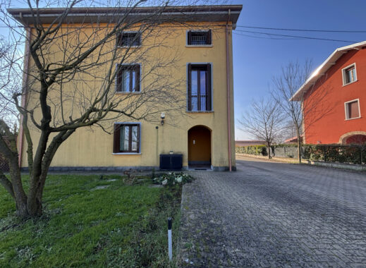 BIFAMILIARE RISTRUTTURATA CON AMPIO PARCO