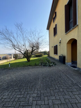 BIFAMILIARE RISTRUTTURATA CON AMPIO PARCO