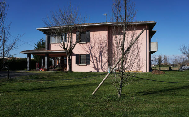 VILLA INDIPENDENTE CON PARCO