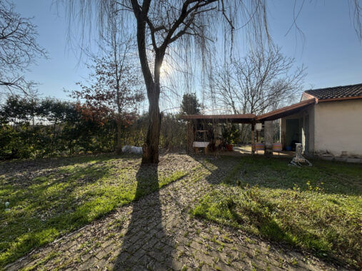 BIFAMILIARE RISTRUTTURATA CON AMPIO PARCO