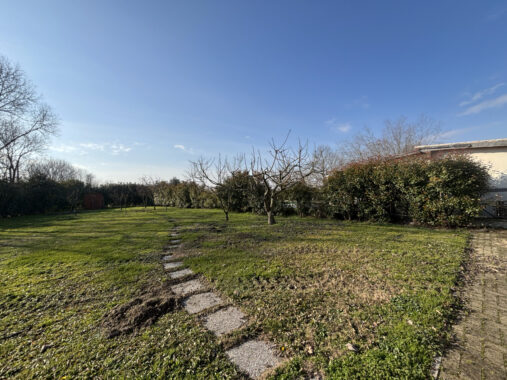 BIFAMILIARE RISTRUTTURATA CON AMPIO PARCO