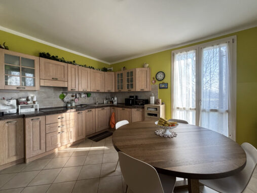 BIFAMILIARE RISTRUTTURATA CON AMPIO PARCO