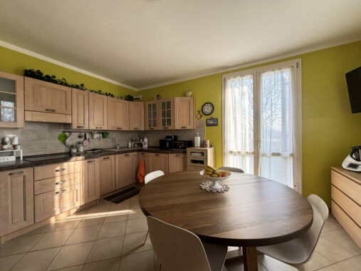 BIFAMILIARE RISTRUTTURATA CON AMPIO PARCO