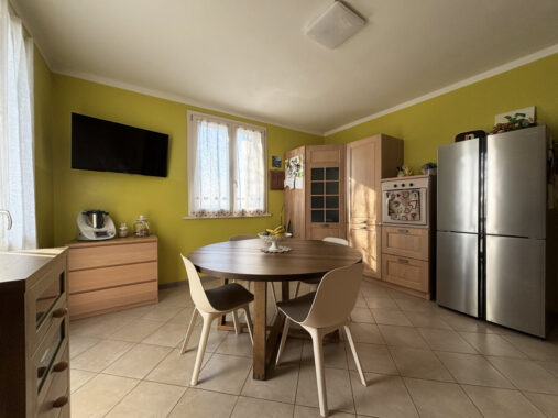 BIFAMILIARE RISTRUTTURATA CON AMPIO PARCO