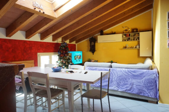 BIFAMILIARE RISTRUTTURATA CON AMPIO PARCO