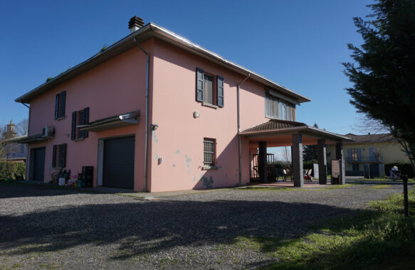 VILLA INDIPENDENTE CON PARCO