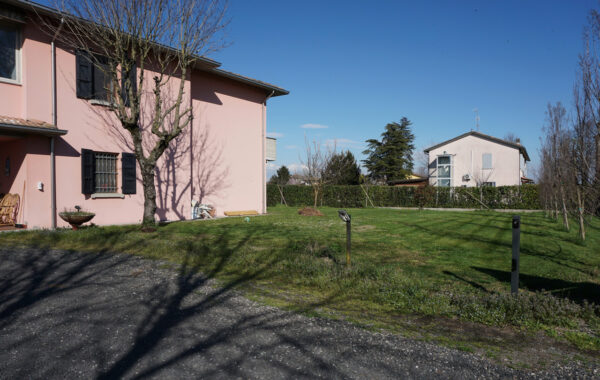 VILLA INDIPENDENTE CON PARCO