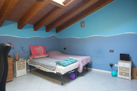 BIFAMILIARE RISTRUTTURATA CON AMPIO PARCO