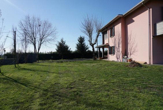 VILLA INDIPENDENTE CON PARCO