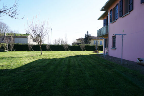 VILLA INDIPENDENTE CON PARCO