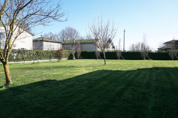 VILLA INDIPENDENTE CON PARCO