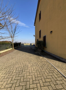 BIFAMILIARE RISTRUTTURATA CON AMPIO PARCO