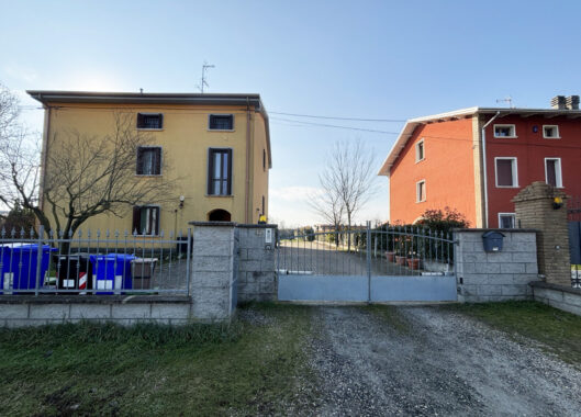 BIFAMILIARE RISTRUTTURATA CON AMPIO PARCO