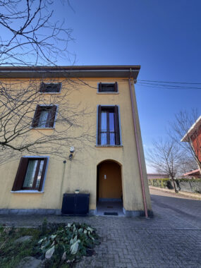 BIFAMILIARE RISTRUTTURATA CON AMPIO PARCO