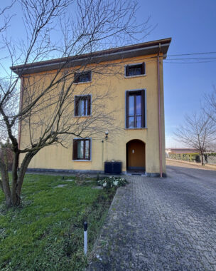 BIFAMILIARE RISTRUTTURATA CON AMPIO PARCO