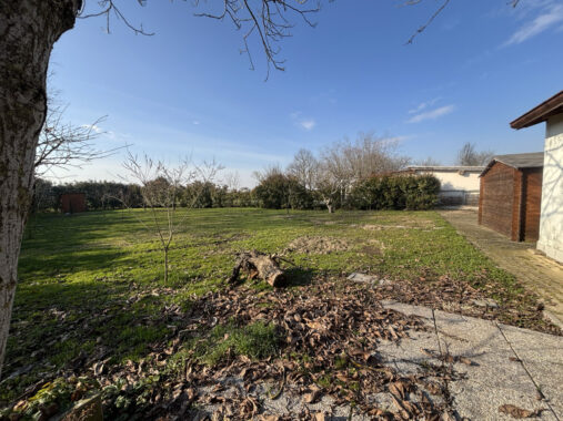 BIFAMILIARE RISTRUTTURATA CON AMPIO PARCO