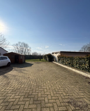 BIFAMILIARE RISTRUTTURATA CON AMPIO PARCO