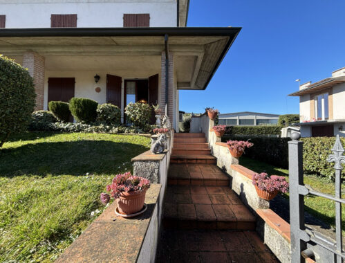 PORZIONE DI BIFAMILIARE CON GIARDINO E AMPIO PORTICATO