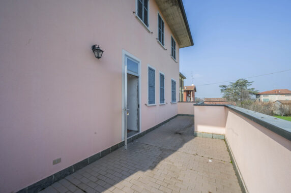 QUADRILOCALE IN TRIFAMILIARE CON AMPIO TERRAZZO