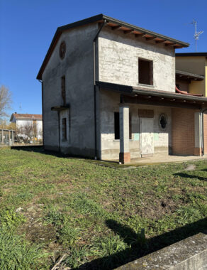 VILLETTA A SCHIERA DI TESTA CON GIARDINO AL GREZZO