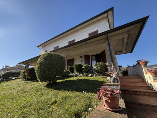 PORZIONE DI BIFAMILIARE CON GIARDINO E AMPIO PORTICATO