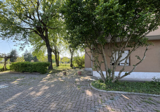 SPAZIOSO PENTALOCALE CON GIARDINO