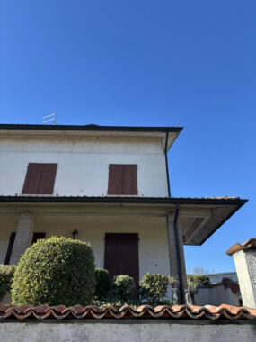 PORZIONE DI BIFAMILIARE CON GIARDINO E AMPIO PORTICATO