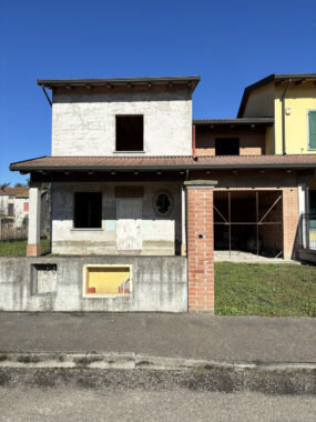 VILLETTA A SCHIERA DI TESTA CON GIARDINO AL GREZZO