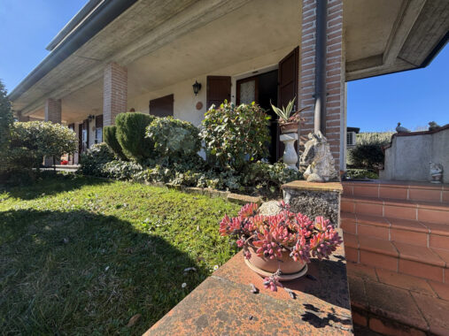 PORZIONE DI BIFAMILIARE CON GIARDINO E AMPIO PORTICATO