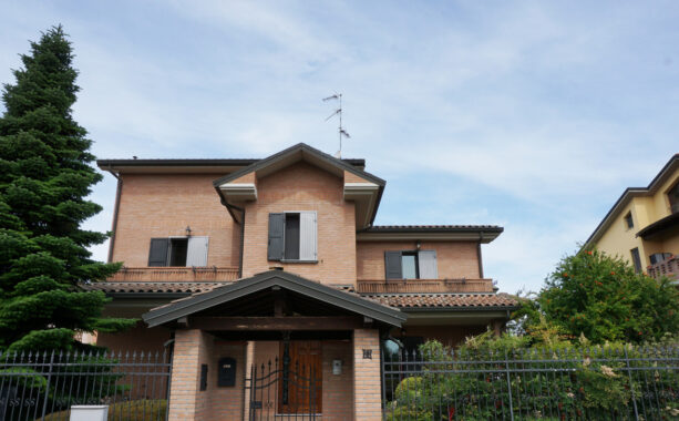 VILLA INDIPENDENTE CON GIARDINO