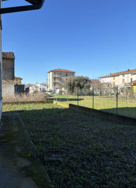 VILLETTA A SCHIERA DI TESTA CON GIARDINO AL GREZZO