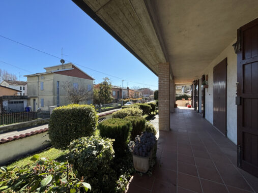 PORZIONE DI BIFAMILIARE CON GIARDINO E AMPIO PORTICATO