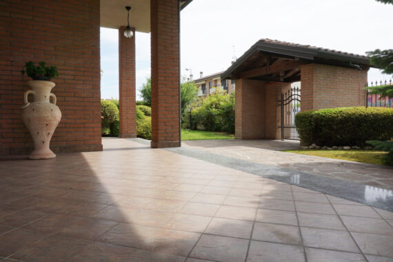 VILLA INDIPENDENTE CON GIARDINO