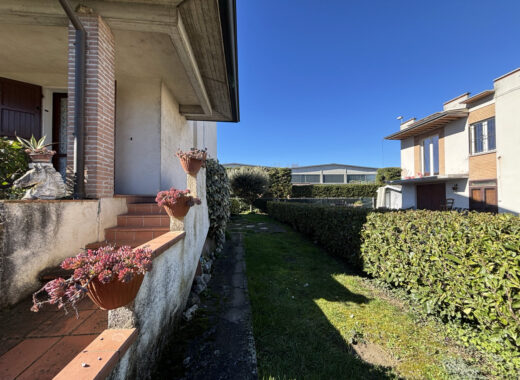 PORZIONE DI BIFAMILIARE CON GIARDINO E AMPIO PORTICATO