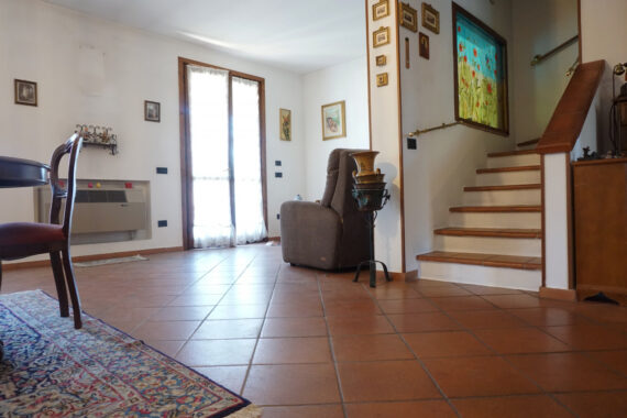 PORZIONE DI BIFAMILIARE CON GIARDINO E AMPIO PORTICATO