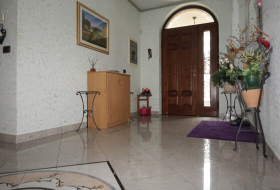 VILLA INDIPENDENTE CON GIARDINO