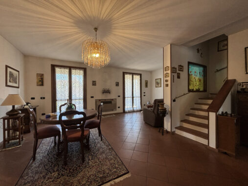 PORZIONE DI BIFAMILIARE CON GIARDINO E AMPIO PORTICATO