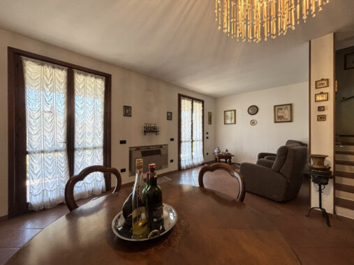 PORZIONE DI BIFAMILIARE CON GIARDINO E AMPIO PORTICATO